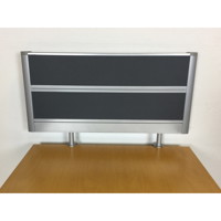Brugt skærmvæg bordmonteret i grå stof med metal ramme